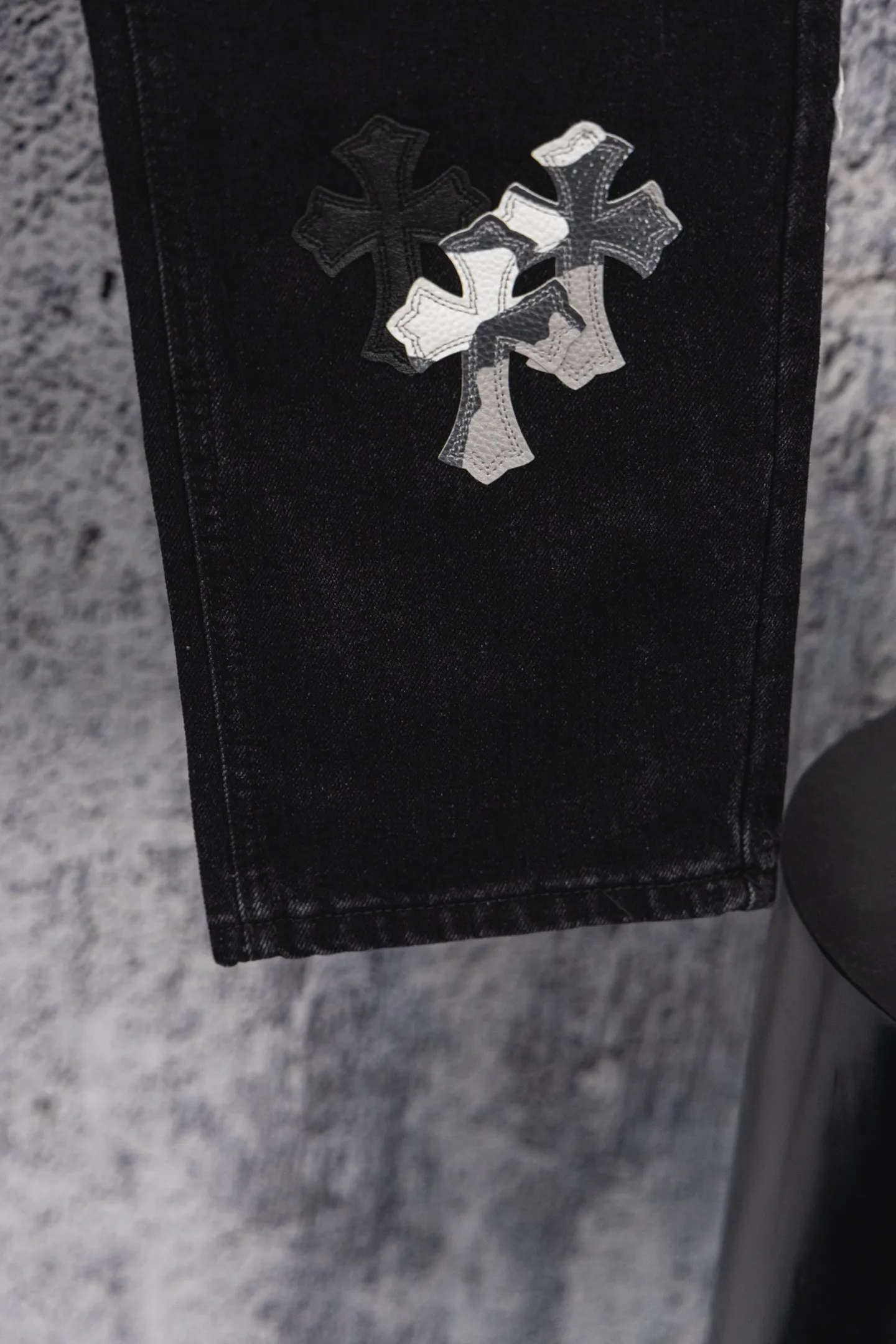 P250 chrome hearts new gray and black gradient cross patchwork leather black jeans vi Top heavy industry fashionable design] Consistent high street luxury style creation. Speaking of this style, the Zangyin family and GU family are definitely the leading representative brands. Especially the Zangyin family has really achieved a state-of-the-art effect in creating high street style. The unique washed material is used to create this style. The color system is quite eye-catching. After it is decorated with patchwork cross flowers, it cleverly highlights the charm of the brand. Secondly, this style uses classic The classic high-waist cutting design highlights the long legs and fashionable temperament of the upper body. The brand is highly recognizable and the slim fit configuration is more suitable for daily wear. It is a product that interprets personality, fashion, and specifications at a glance. This single product is enough to make any fan excited. It can be a white T-shirt for youthful preppy style, or a tight suspender for lady style. It has strong matching ability and can be easily controlled by men.  [Materials and craftsmanship] Needless to say, this point goes without saying. As an excellent craftsman brand, Zangyin’s requirements for details and craftsmanship are really perfect. The washed color of this model has gone through so many processes, not to mention the embellishment of denim appliques. It is also purely hand-made and sewn. Just like what they believe in, only hand-made things have soul and have the meaning of wear. A top-notch heavy-duty fashionable denim item, I look forward to your perfect interpretation! !  Size: 28-36 Color: black
